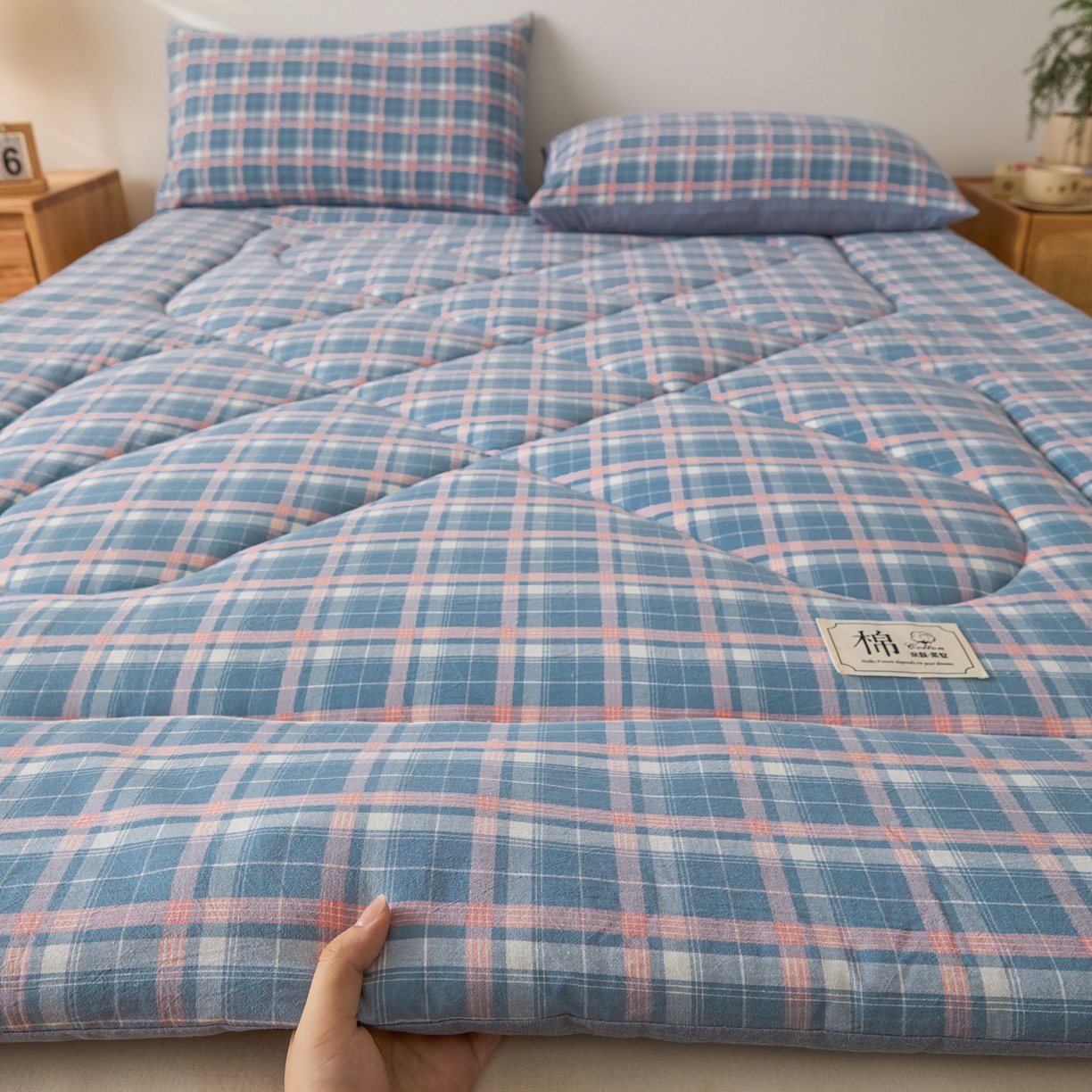 91家纺网 家纺一手货源 找家纺 爱屋及屋 2025新款无印风四季款棉花床垫 格韵蓝