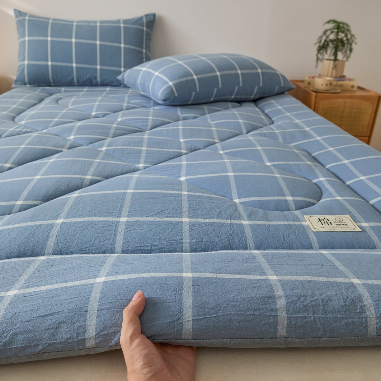 91家纺网 家纺一手货源 找家纺 爱屋及屋 2025新款无印风四季款棉花床垫 海蓝大格