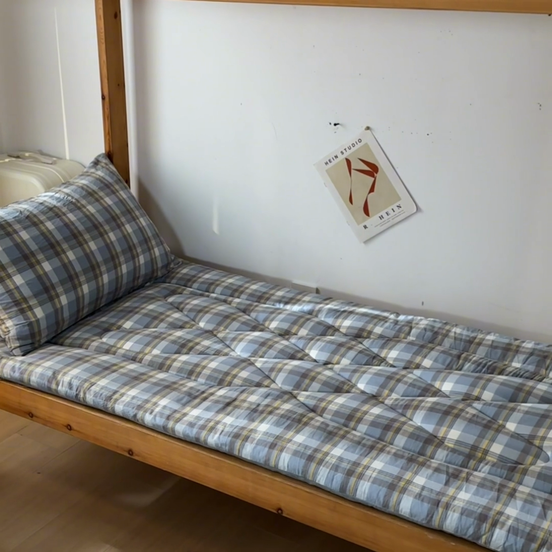 91家纺网 家纺一手货源 找家纺 爱屋及屋 2025款无印风学生棉花床垫 简析蓝