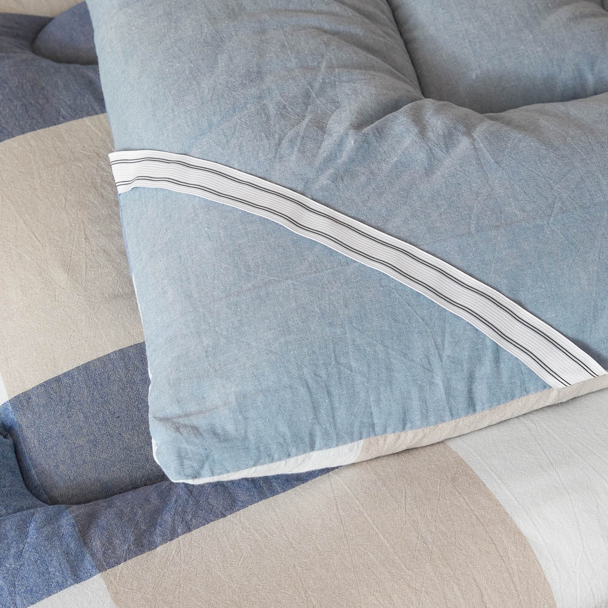 91家纺网 家纺一手货源 找家纺 爱屋及屋 2025款无印风学生棉花床垫 蓝咖大格