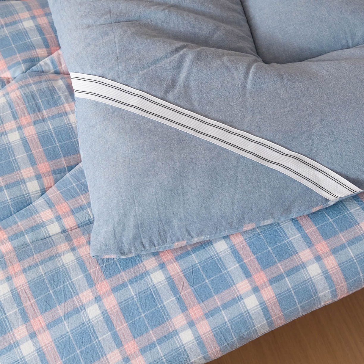 91家纺网 家纺一手货源 找家纺 爱屋及屋 2025款无印风学生棉花床垫 格韵蓝