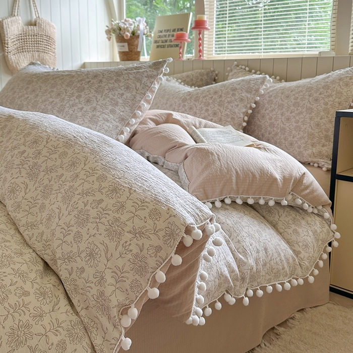 91家纺网 家纺一手货源 找家纺 缘生活 2025新款皱皱纱毛球球流苏四件套 皱皱纱球球流苏-碎花灰棕