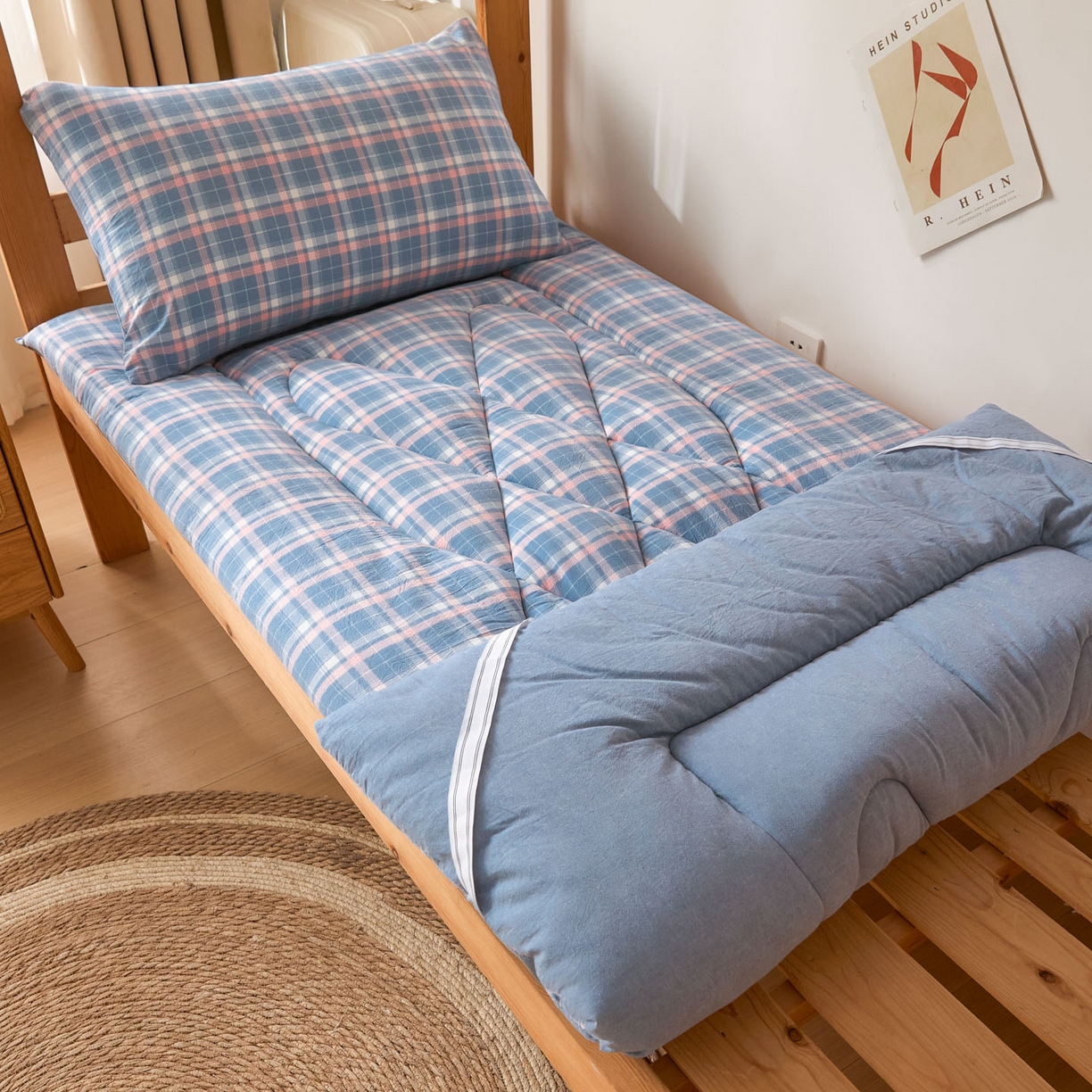 91家纺网 家纺一手货源 找家纺 爱屋及屋 2025款无印风学生棉花床垫 格韵蓝