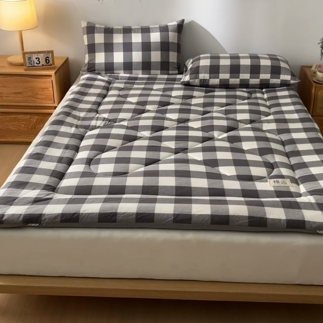 91家纺网 家纺一手货源 找家纺 爱屋及屋 2025新款无印风四季款棉花床垫 灰中格