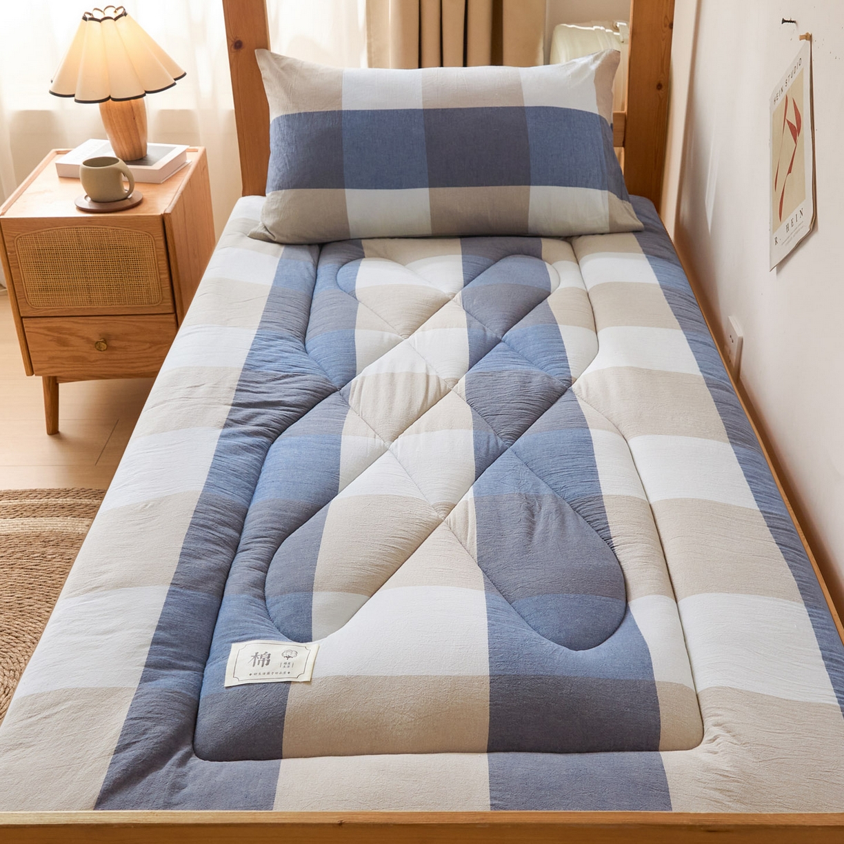 91家纺网 家纺一手货源 找家纺 爱屋及屋 2025款无印风学生棉花床垫 蓝咖大格