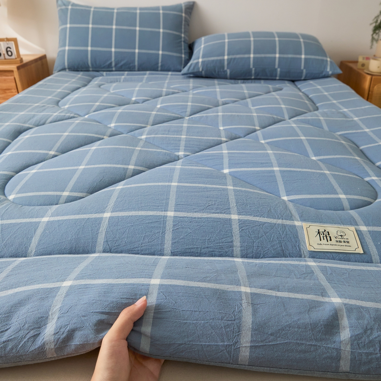 91家纺网 家纺一手货源 找家纺 爱屋及屋 2025新款无印风四季款棉花床垫 海蓝大格
