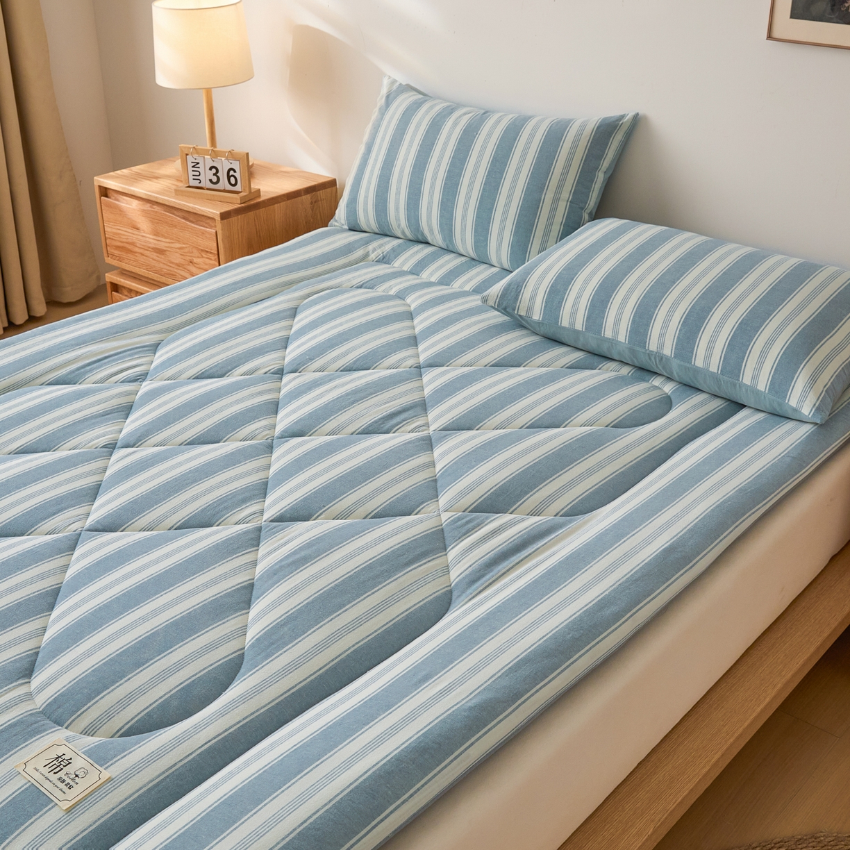 91家纺网 家纺一手货源 找家纺 爱屋及屋 2025新款无印风四季款棉花床垫 左岸蓝