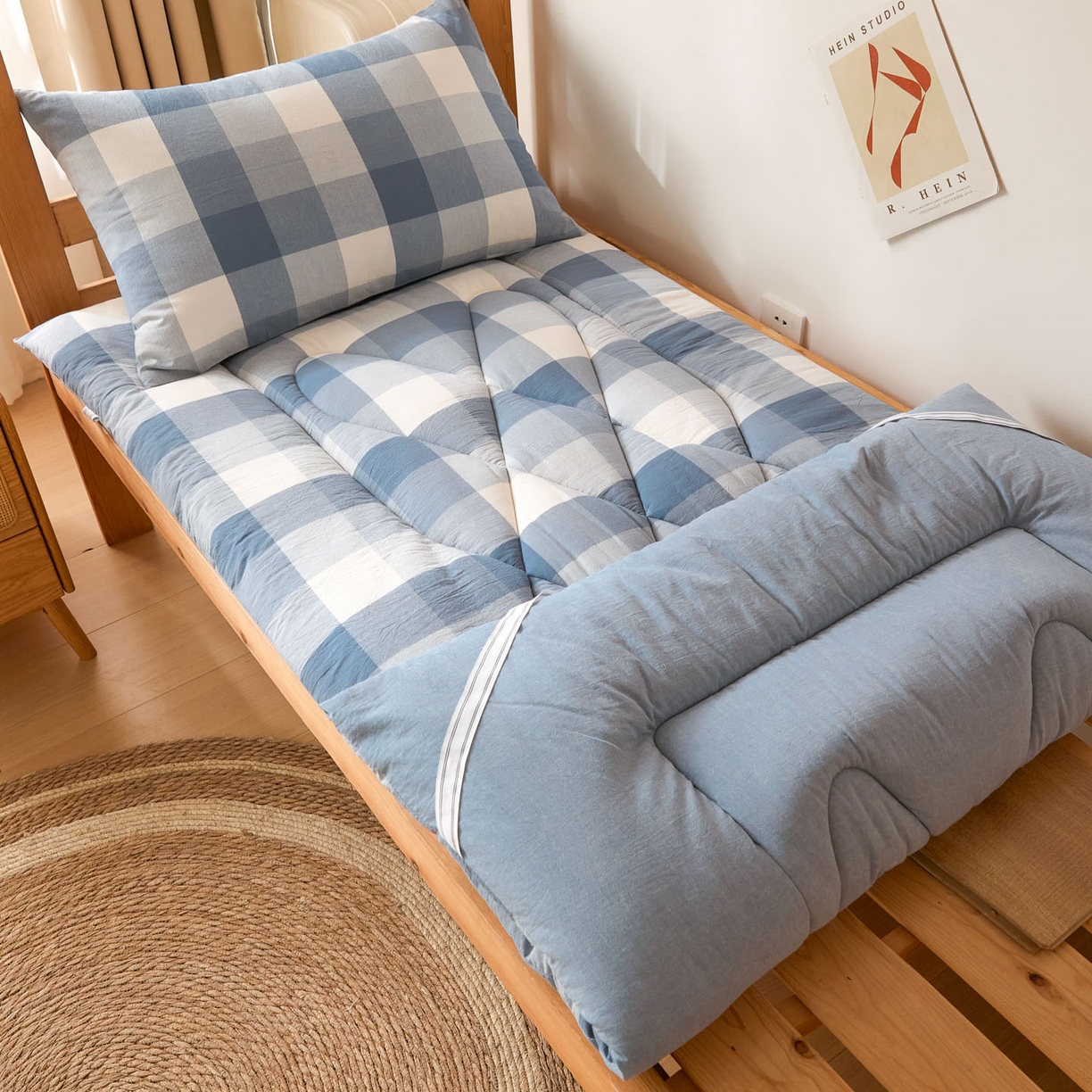 91家纺网 家纺一手货源 找家纺 爱屋及屋 2025款无印风学生棉花床垫 蓝中格