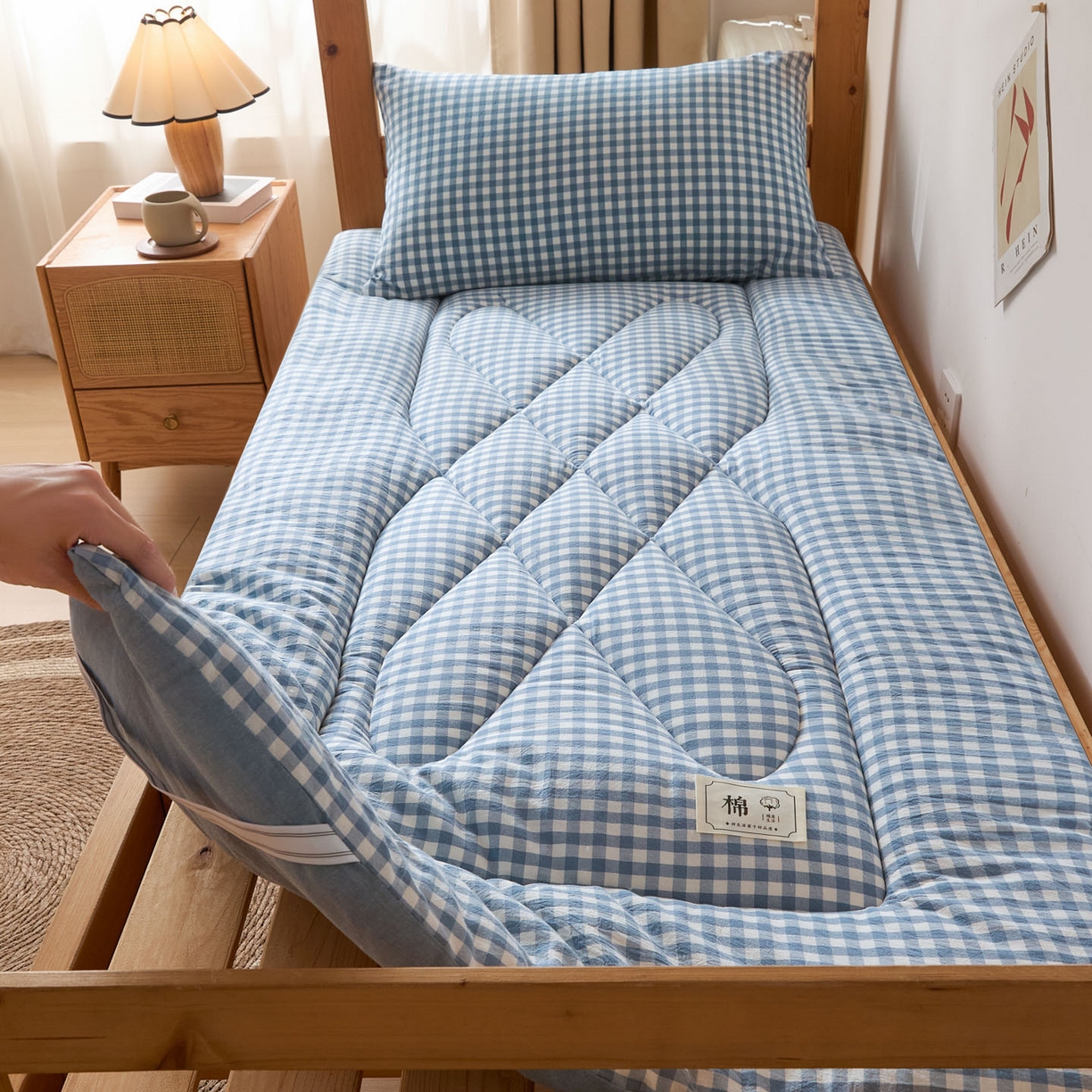 91家纺网 家纺一手货源 找家纺 爱屋及屋 2025款无印风学生棉花床垫 蓝小格