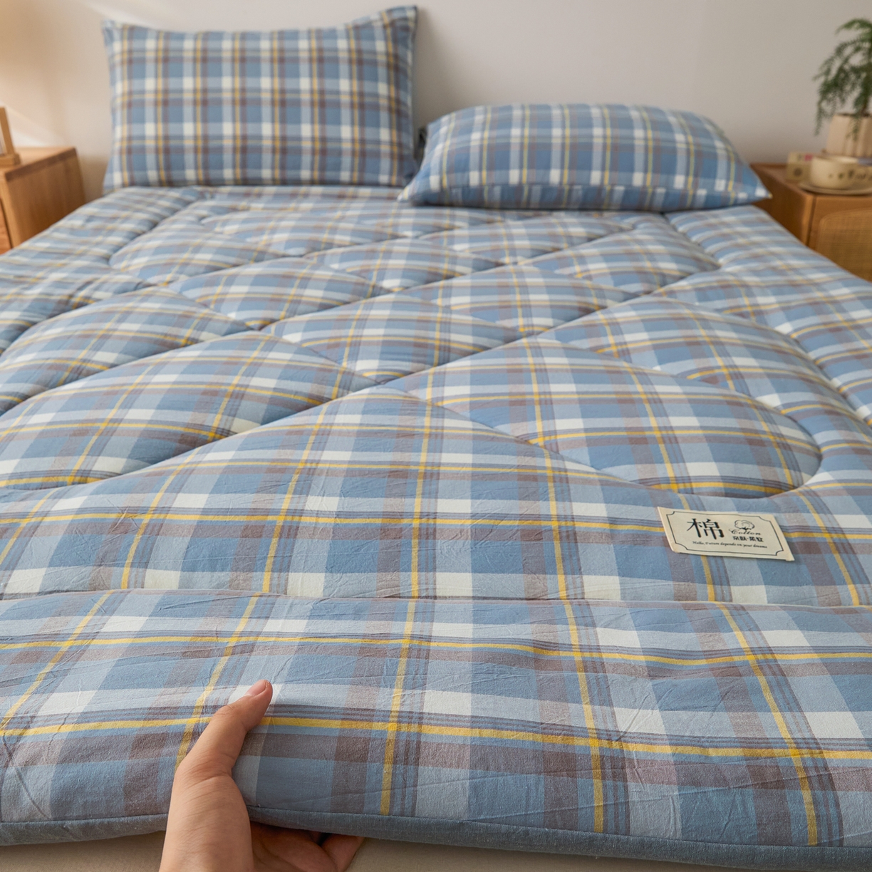 91家纺网 家纺一手货源 找家纺 爱屋及屋 2025新款无印风四季款棉花床垫 简析蓝