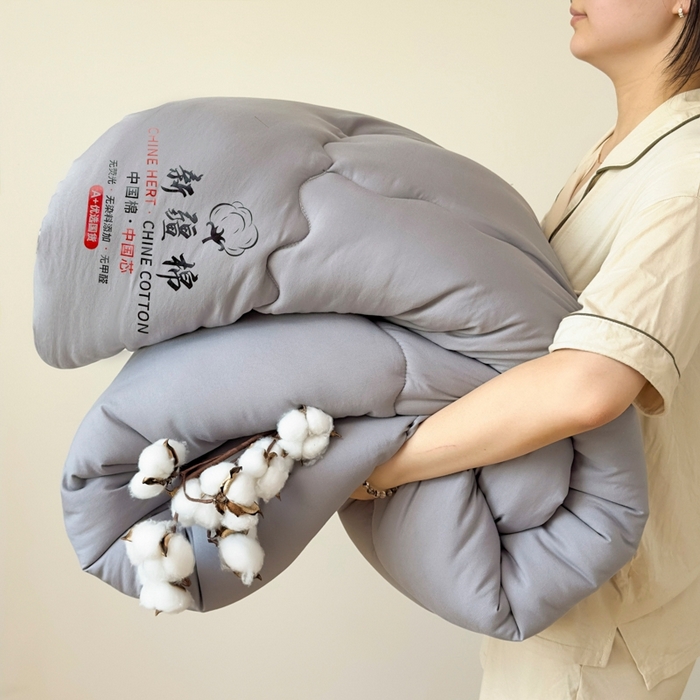 91家纺网 家纺一手货源 找家纺 尊妙被业 2025新款新疆棉花被被子被芯冬被春秋被垫被二合一字母被 巴黎灰