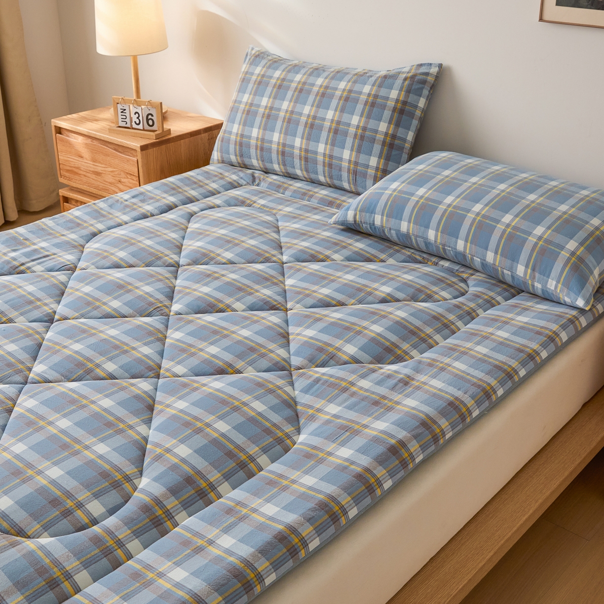 91家纺网 家纺一手货源 找家纺 爱屋及屋 2025新款无印风四季款棉花床垫 简析蓝