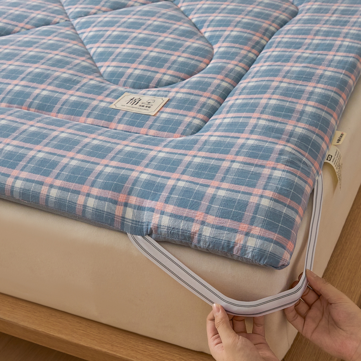 91家纺网 家纺一手货源 找家纺 爱屋及屋 2025新款无印风四季款棉花床垫 格韵蓝