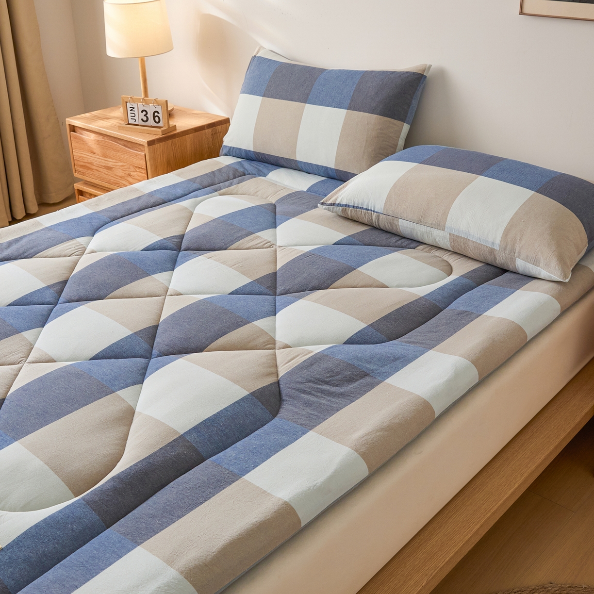 91家纺网 家纺一手货源 找家纺 爱屋及屋 2025新款无印风四季款棉花床垫 蓝咖大格