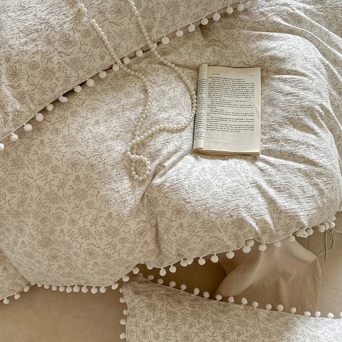 91家纺网 家纺一手货源 找家纺 缘生活 2025新款皱皱纱毛球球流苏四件套 皱皱纱球球流苏-碎花灰棕