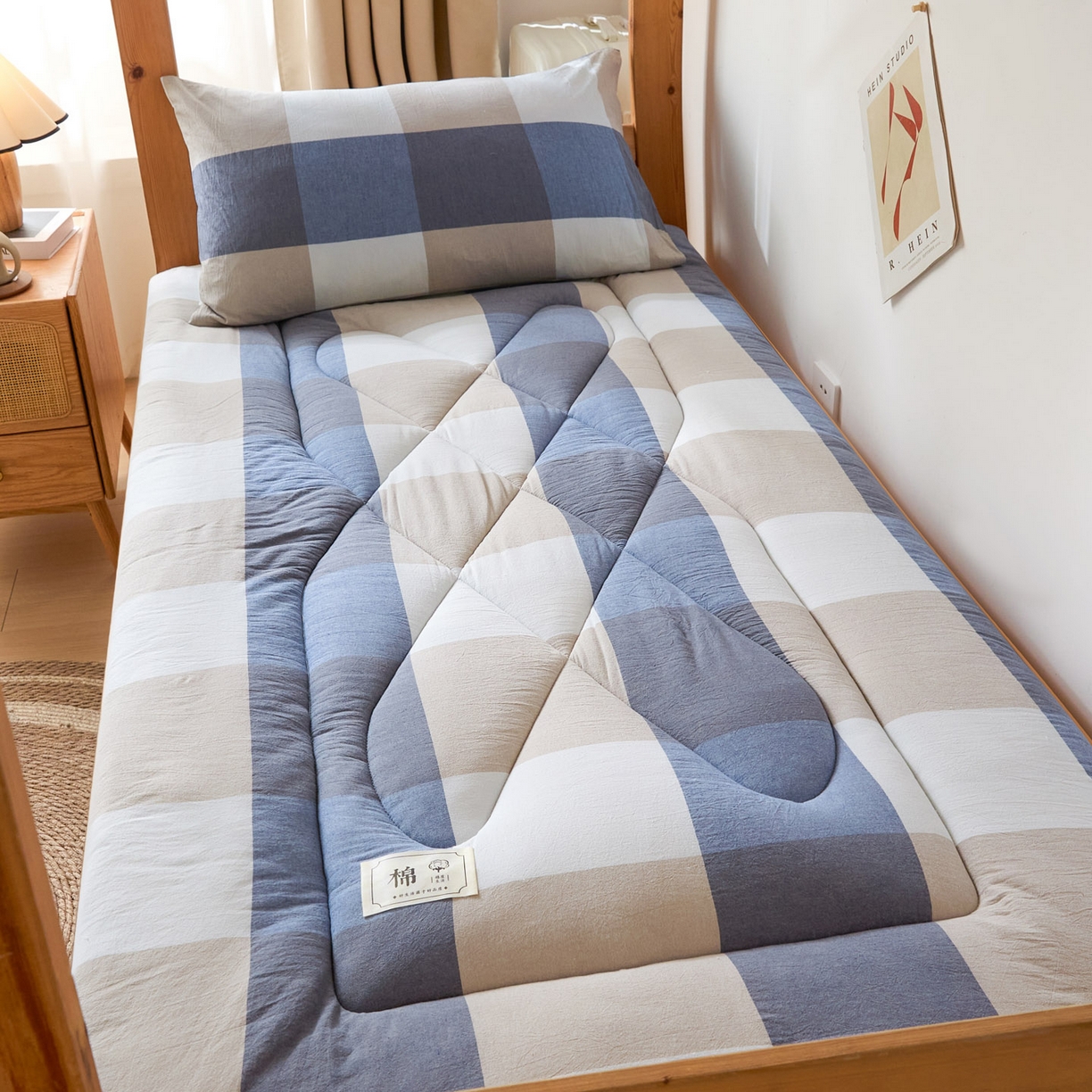 91家纺网 家纺一手货源 找家纺 爱屋及屋 2025款无印风学生棉花床垫 蓝咖大格