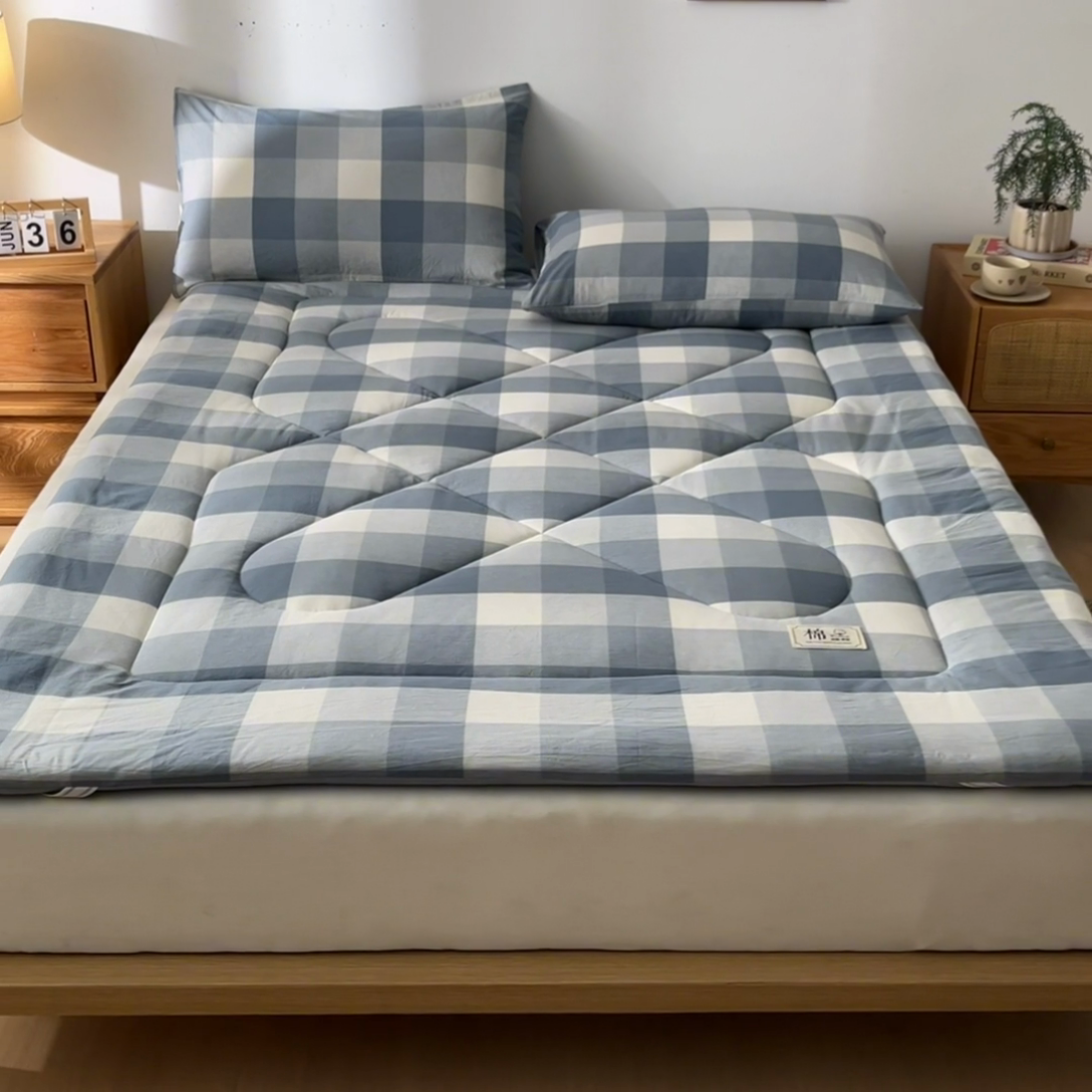 91家纺网 家纺一手货源 找家纺 爱屋及屋 2025新款无印风四季款棉花床垫 蓝中格