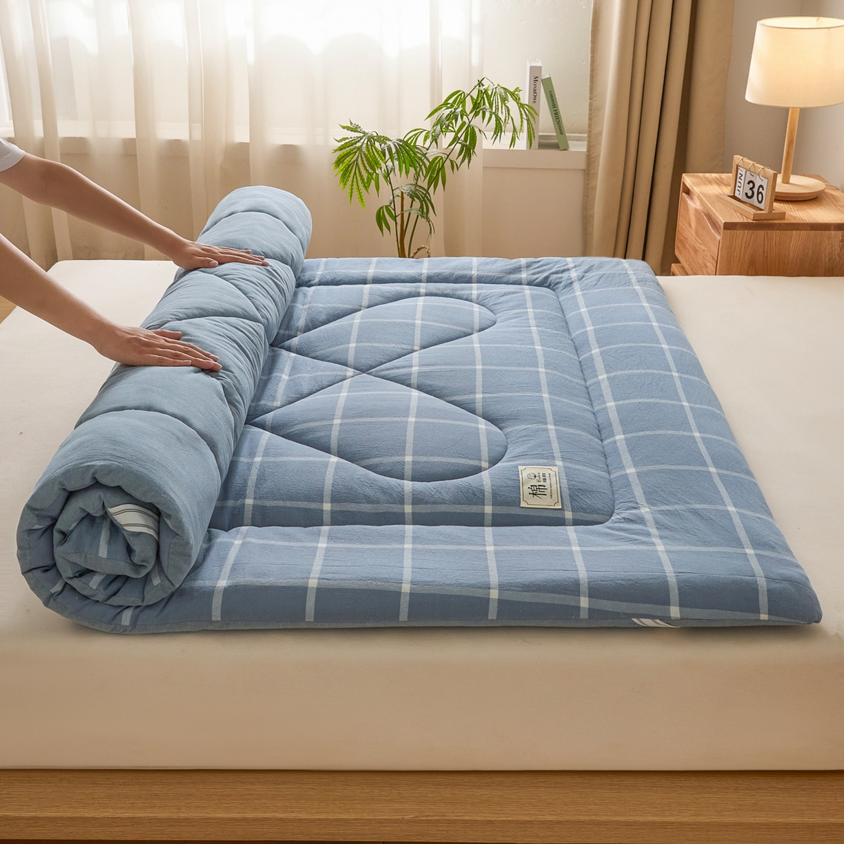 91家纺网 家纺一手货源 找家纺 爱屋及屋 2025新款无印风四季款棉花床垫 海蓝大格