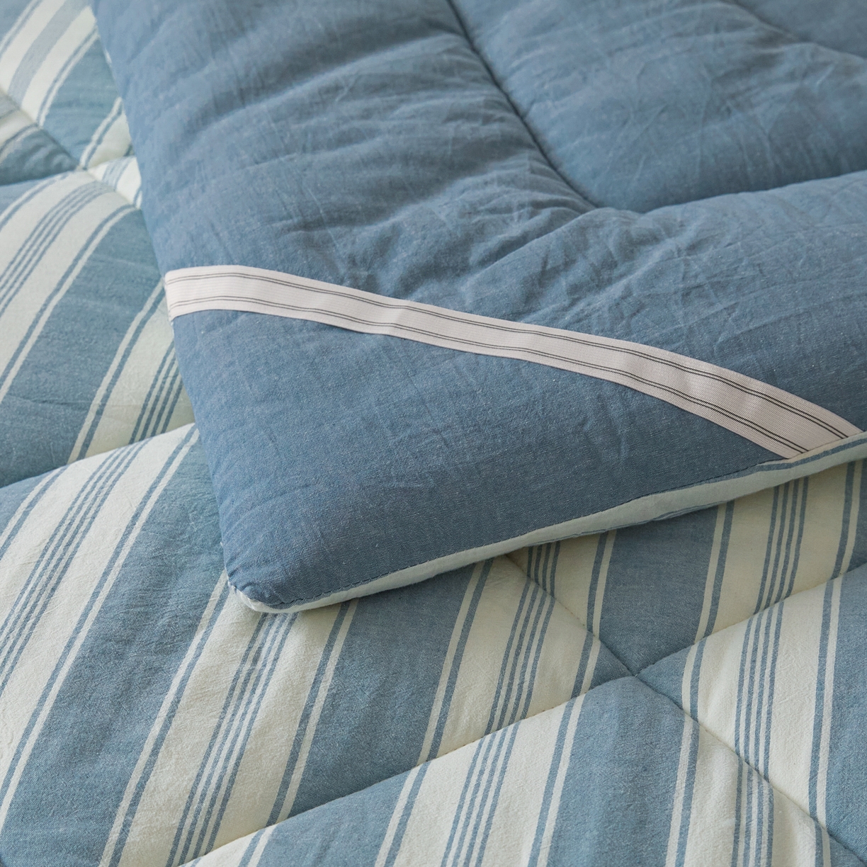 91家纺网 家纺一手货源 找家纺 爱屋及屋 2025新款无印风四季款棉花床垫 左岸蓝