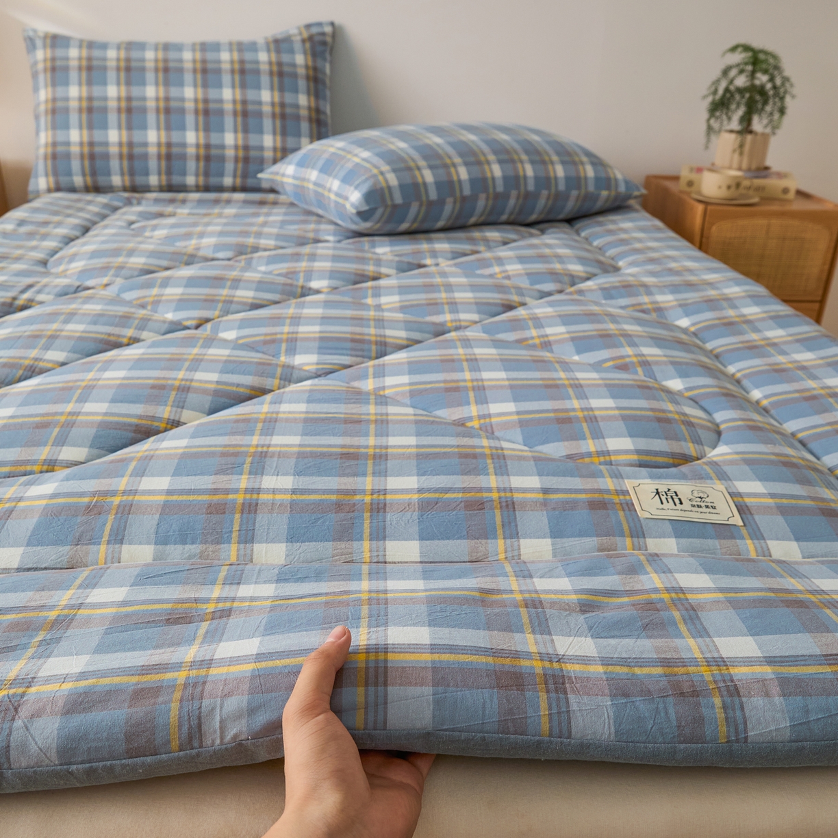 91家纺网 家纺一手货源 找家纺 爱屋及屋 2025新款无印风四季款棉花床垫 简析蓝