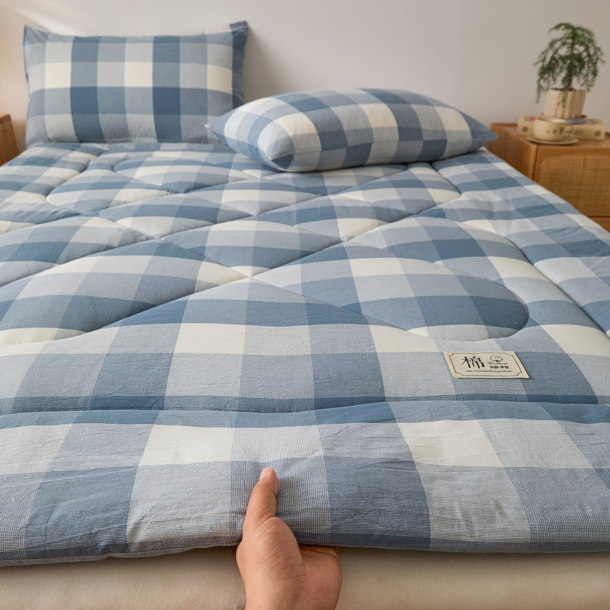 91家纺网 家纺一手货源 找家纺 爱屋及屋 2025新款无印风四季款棉花床垫 蓝中格
