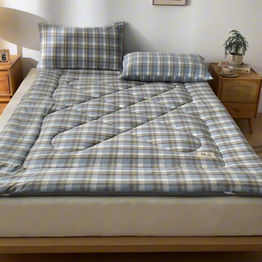 91家纺网 家纺一手货源 找家纺 爱屋及屋 2025新款无印风四季款棉花床垫 简析蓝