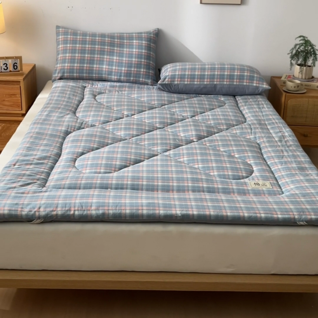 91家纺网 家纺一手货源 找家纺 爱屋及屋 2025新款无印风四季款棉花床垫 格韵蓝