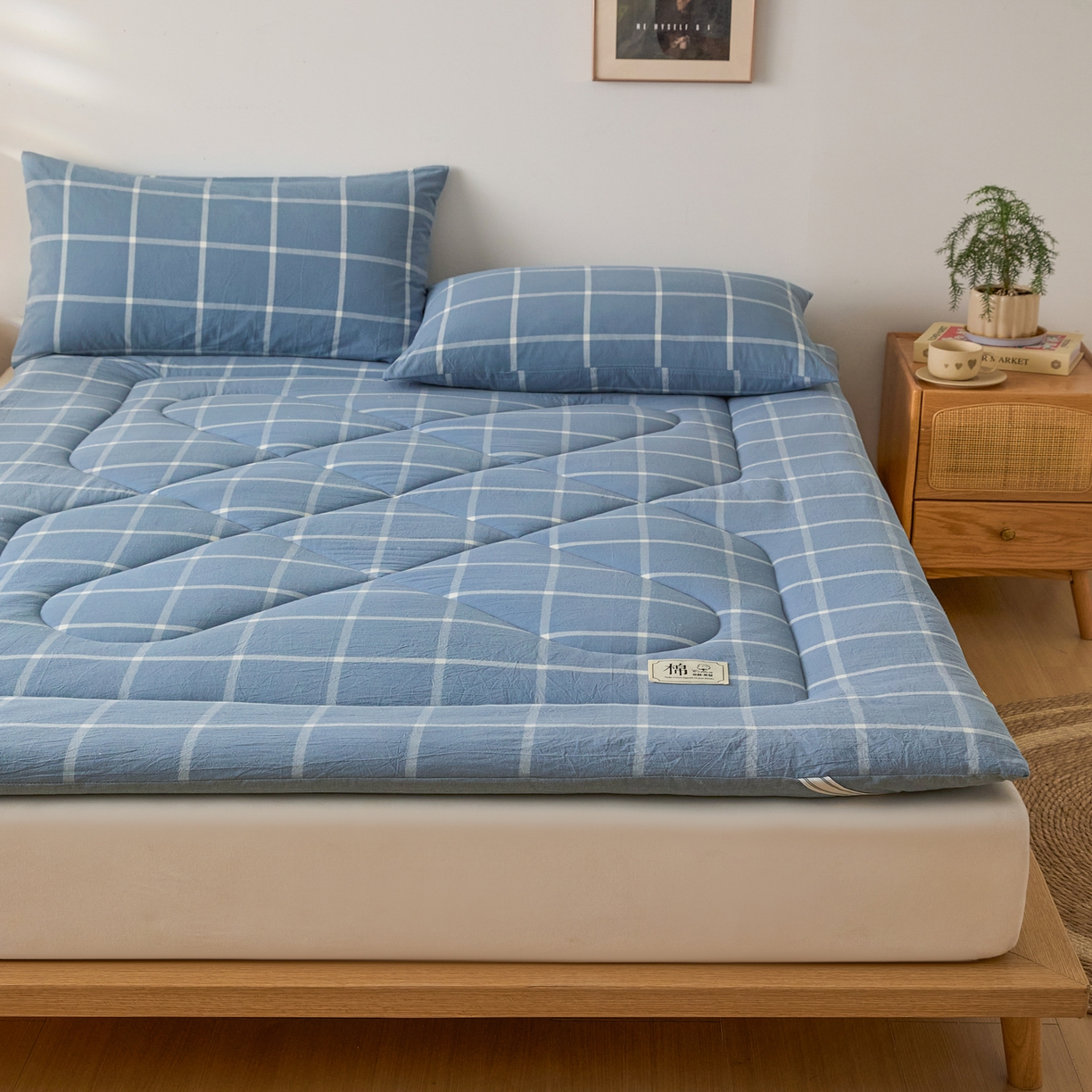 91家纺网 家纺一手货源 找家纺 爱屋及屋 2025新款无印风四季款棉花床垫 海蓝大格