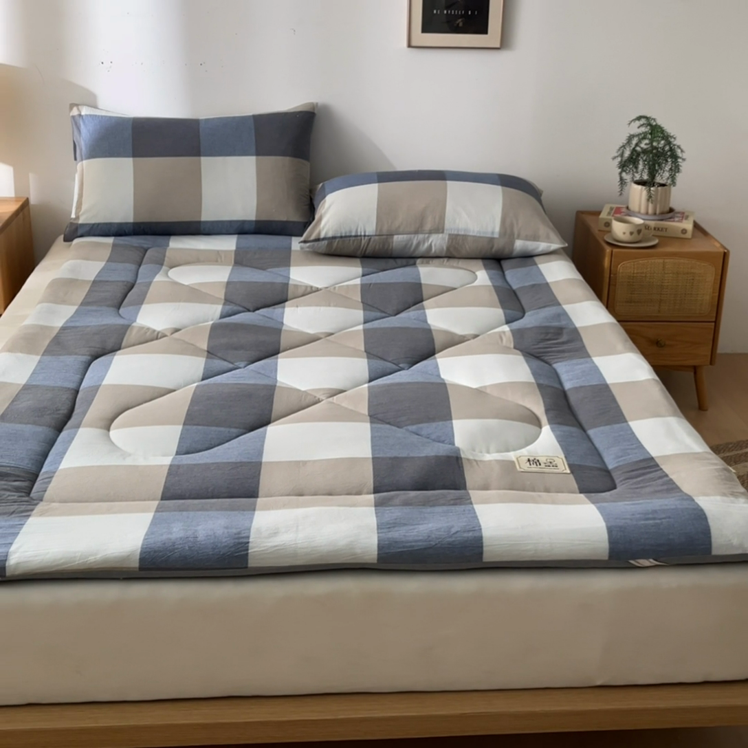 91家纺网 家纺一手货源 找家纺 爱屋及屋 2025新款无印风四季款棉花床垫 蓝咖大格