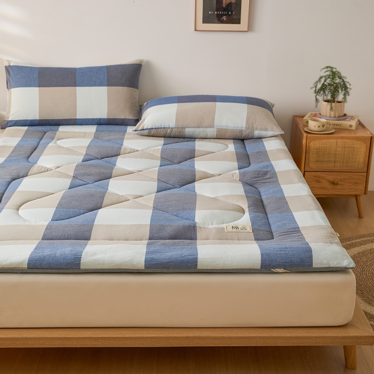 91家纺网 家纺一手货源 找家纺 爱屋及屋 2025新款无印风四季款棉花床垫 蓝咖大格