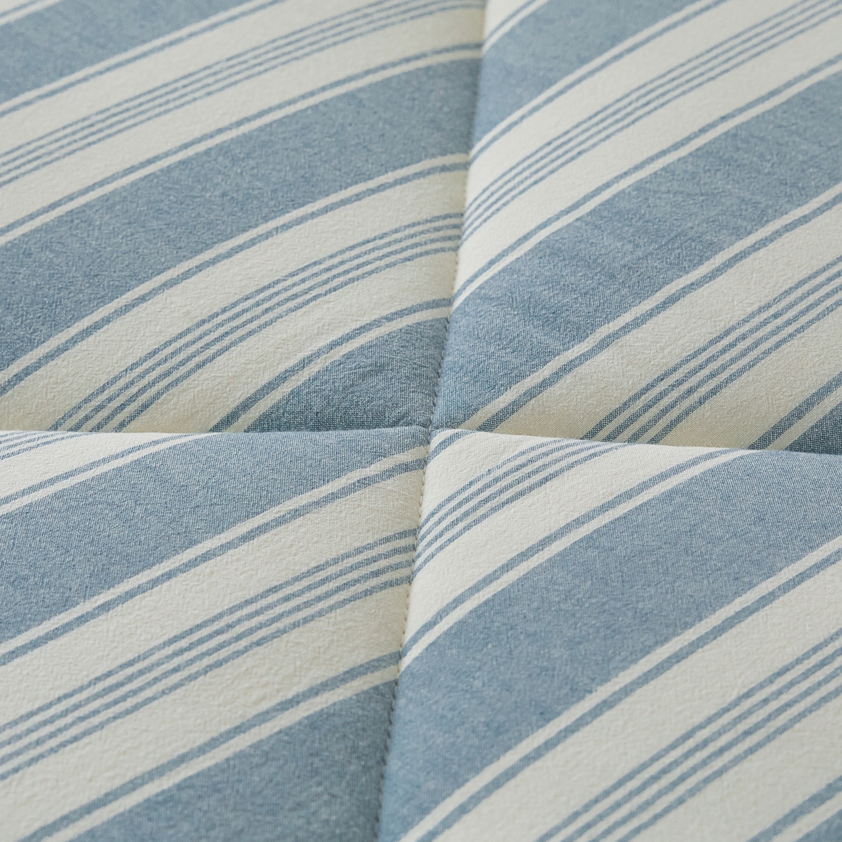 91家纺网 家纺一手货源 找家纺 爱屋及屋 2025新款无印风四季款棉花床垫 左岸蓝