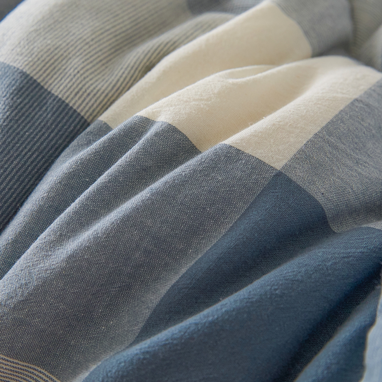 91家纺网 家纺一手货源 找家纺 爱屋及屋 2025新款无印风四季款棉花床垫 蓝中格