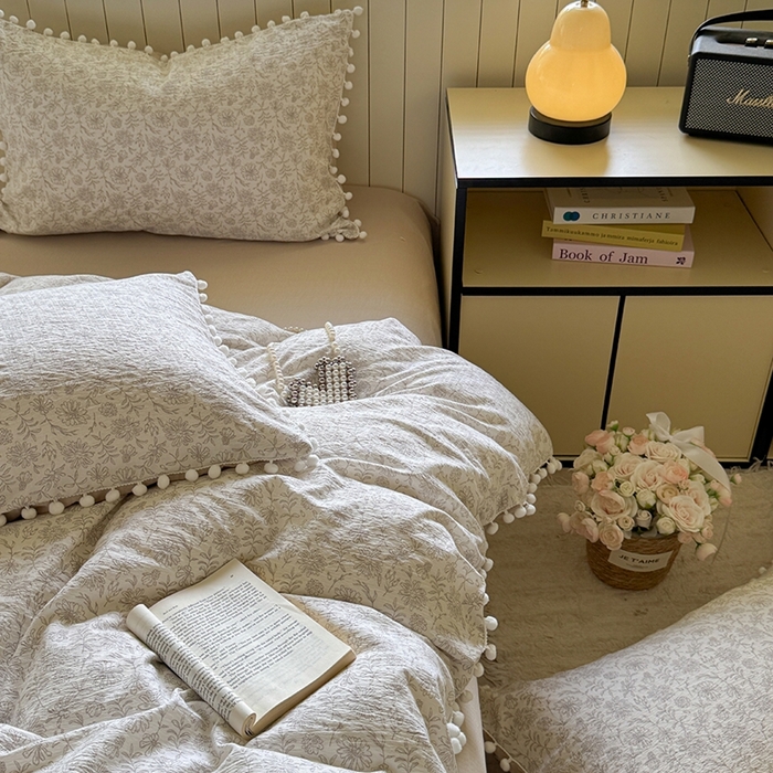 91家纺网 家纺一手货源 找家纺 缘生活 2025新款皱皱纱毛球球流苏四件套 皱皱纱球球流苏-碎花灰棕