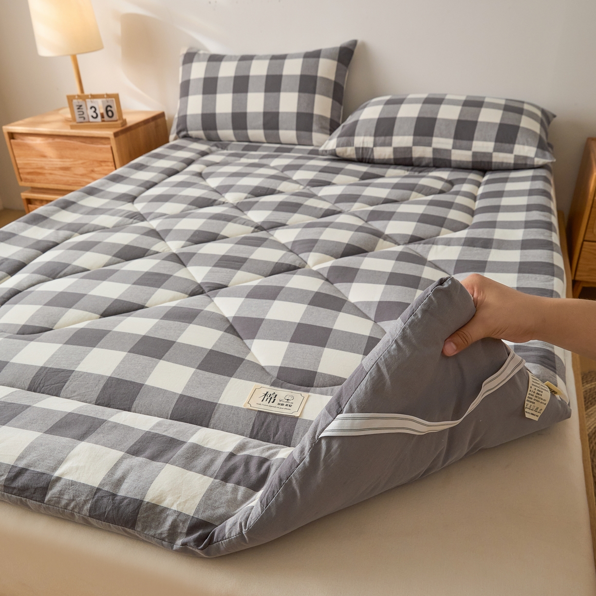 91家纺网 家纺一手货源 找家纺 爱屋及屋 2025新款无印风四季款棉花床垫 灰中格
