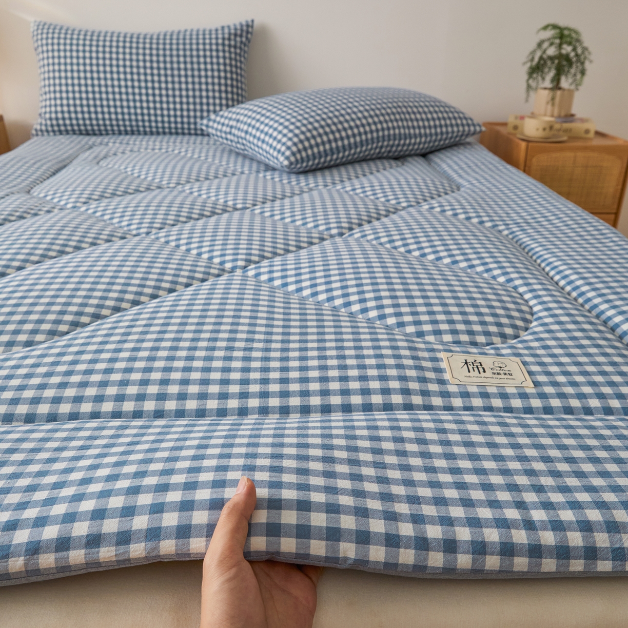 91家纺网 家纺一手货源 找家纺 爱屋及屋 2025新款无印风四季款棉花床垫 蓝小格
