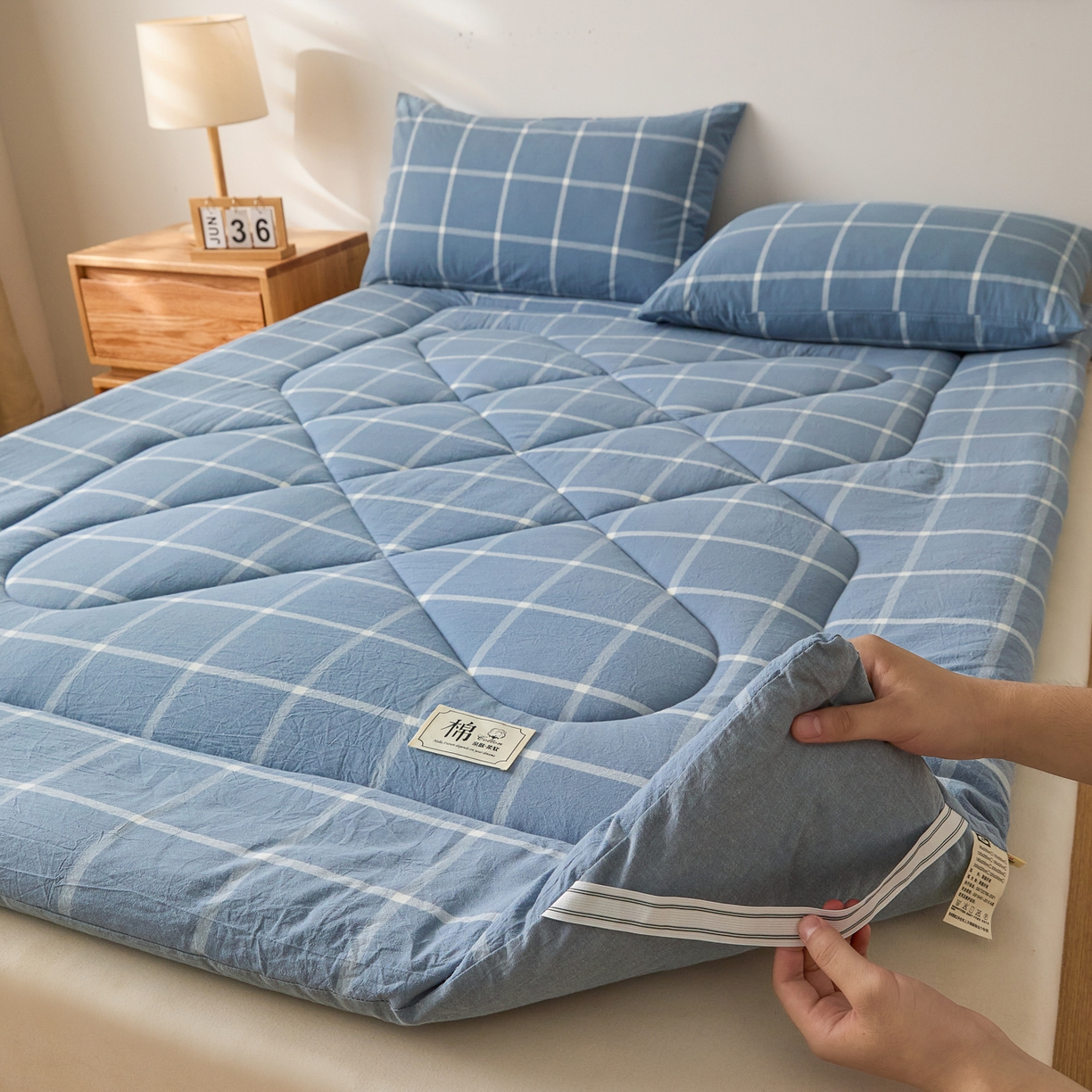 91家纺网 家纺一手货源 找家纺 爱屋及屋 2025新款无印风四季款棉花床垫 海蓝大格