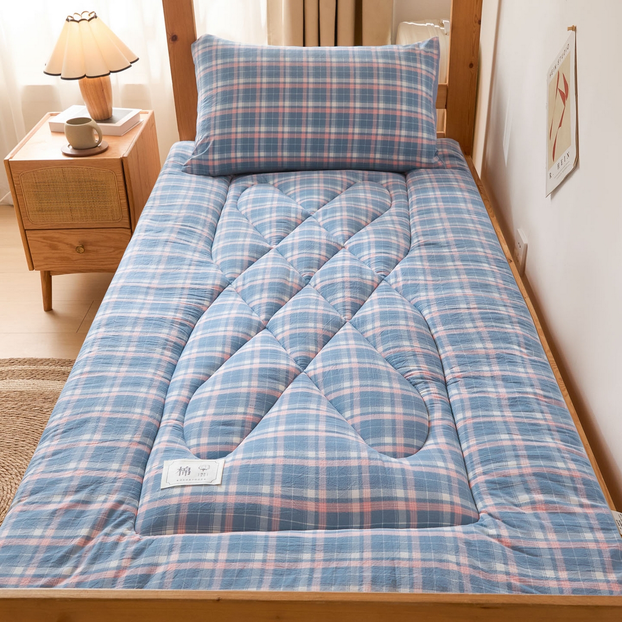 91家纺网 家纺一手货源 找家纺 爱屋及屋 2025款无印风学生棉花床垫 格韵蓝