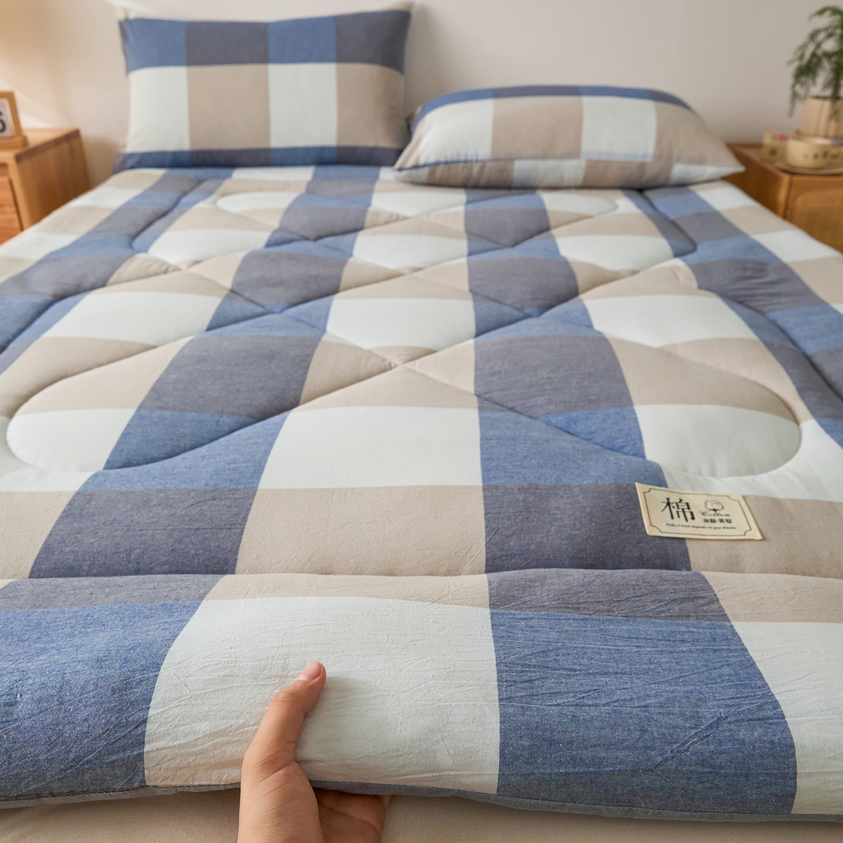 91家纺网 家纺一手货源 找家纺 爱屋及屋 2025新款无印风四季款棉花床垫 蓝咖大格