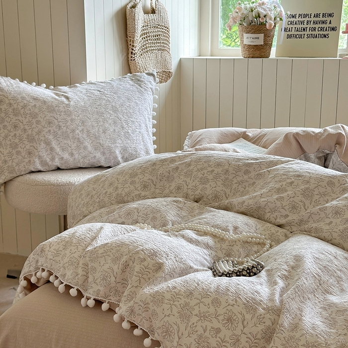 91家纺网 家纺一手货源 找家纺 缘生活 2025新款皱皱纱毛球球流苏四件套 皱皱纱球球流苏-碎花灰棕