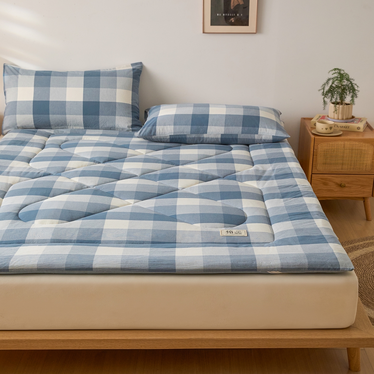 91家纺网 家纺一手货源 找家纺 爱屋及屋 2025新款无印风四季款棉花床垫 蓝中格