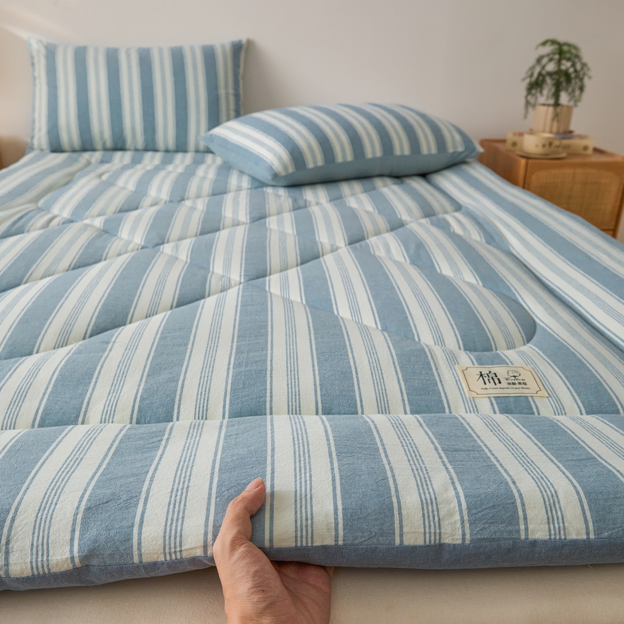 91家纺网 家纺一手货源 找家纺 爱屋及屋 2025新款无印风四季款棉花床垫 左岸蓝