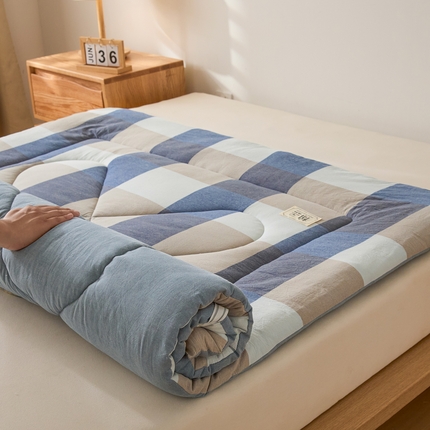 91家纺网 家纺一手货源 找家纺 爱屋及屋 2025新款无印风四季款棉花床垫 蓝咖大格