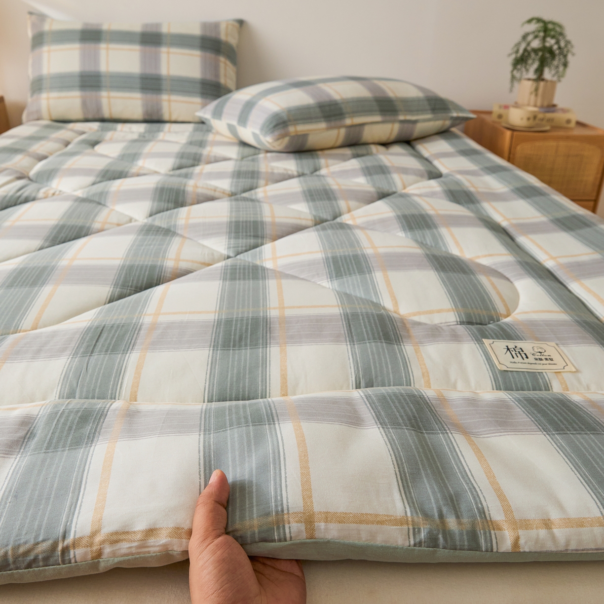 91家纺网 家纺一手货源 找家纺 爱屋及屋 2025新款无印风四季款棉花床垫 韵绿格