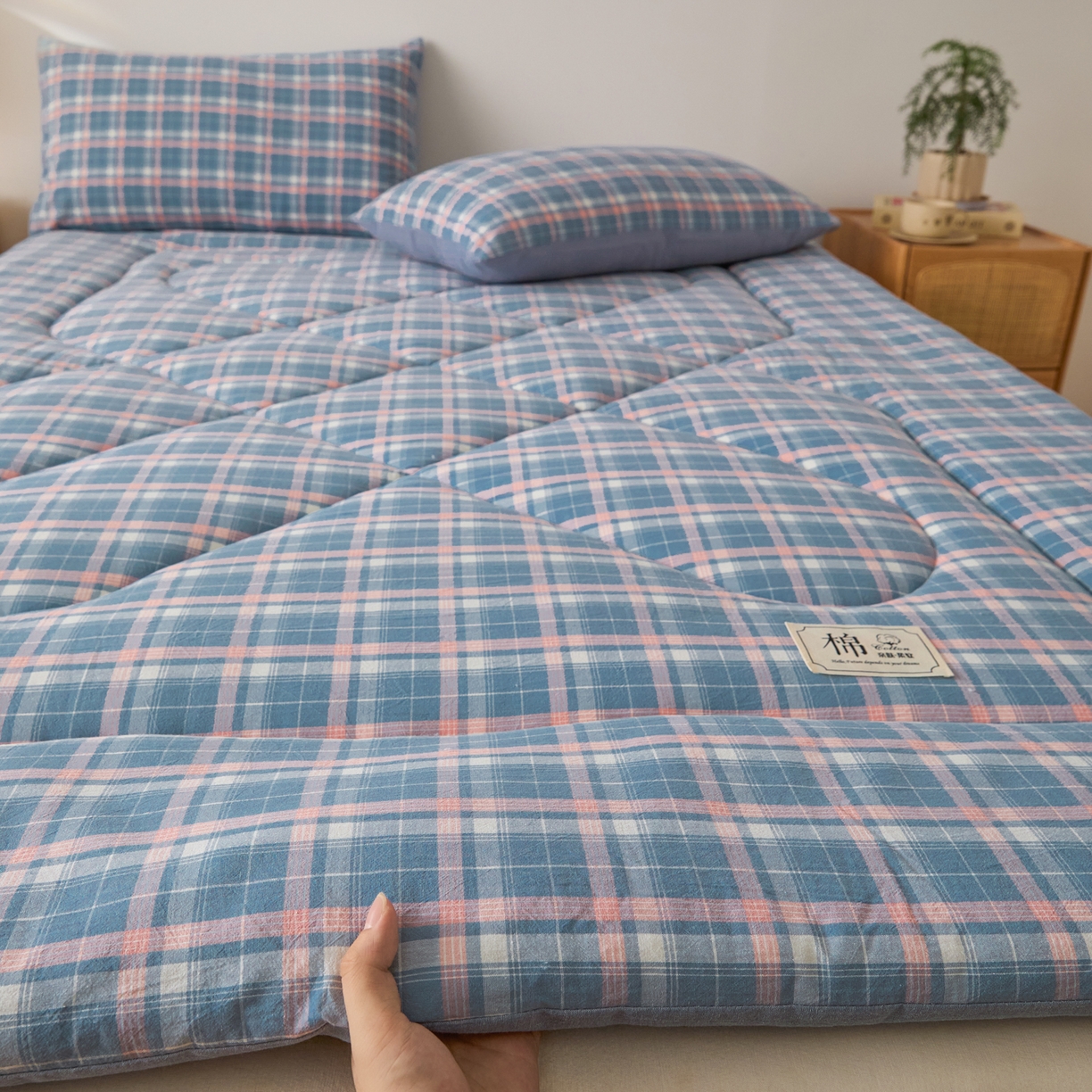 91家纺网 家纺一手货源 找家纺 爱屋及屋 2025新款无印风四季款棉花床垫 格韵蓝