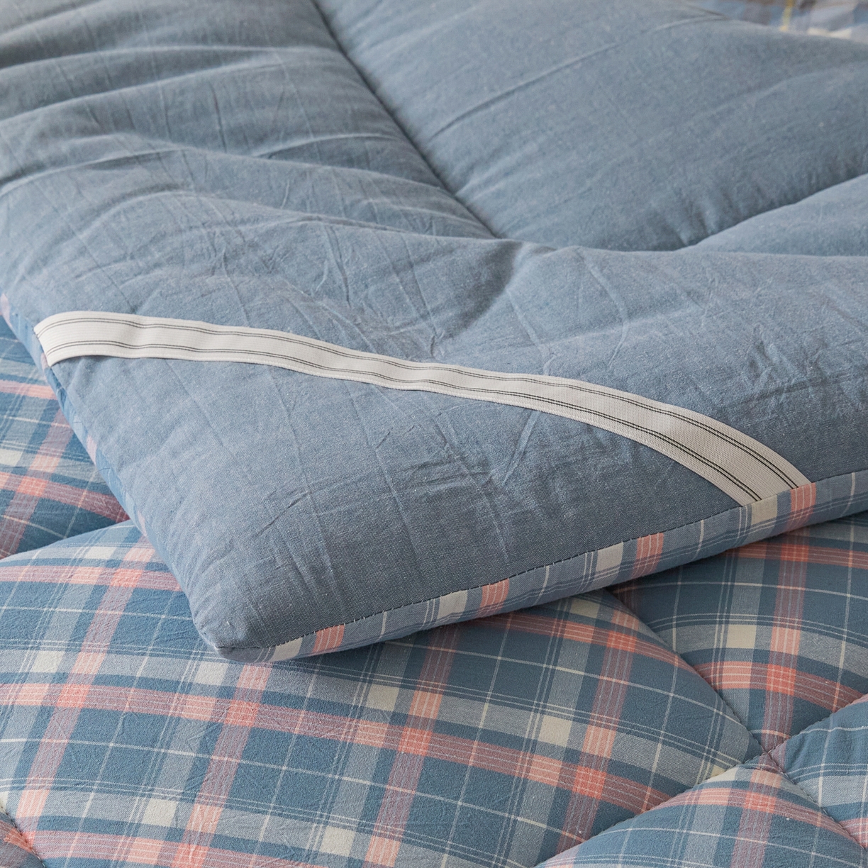 91家纺网 家纺一手货源 找家纺 爱屋及屋 2025新款无印风四季款棉花床垫 格韵蓝