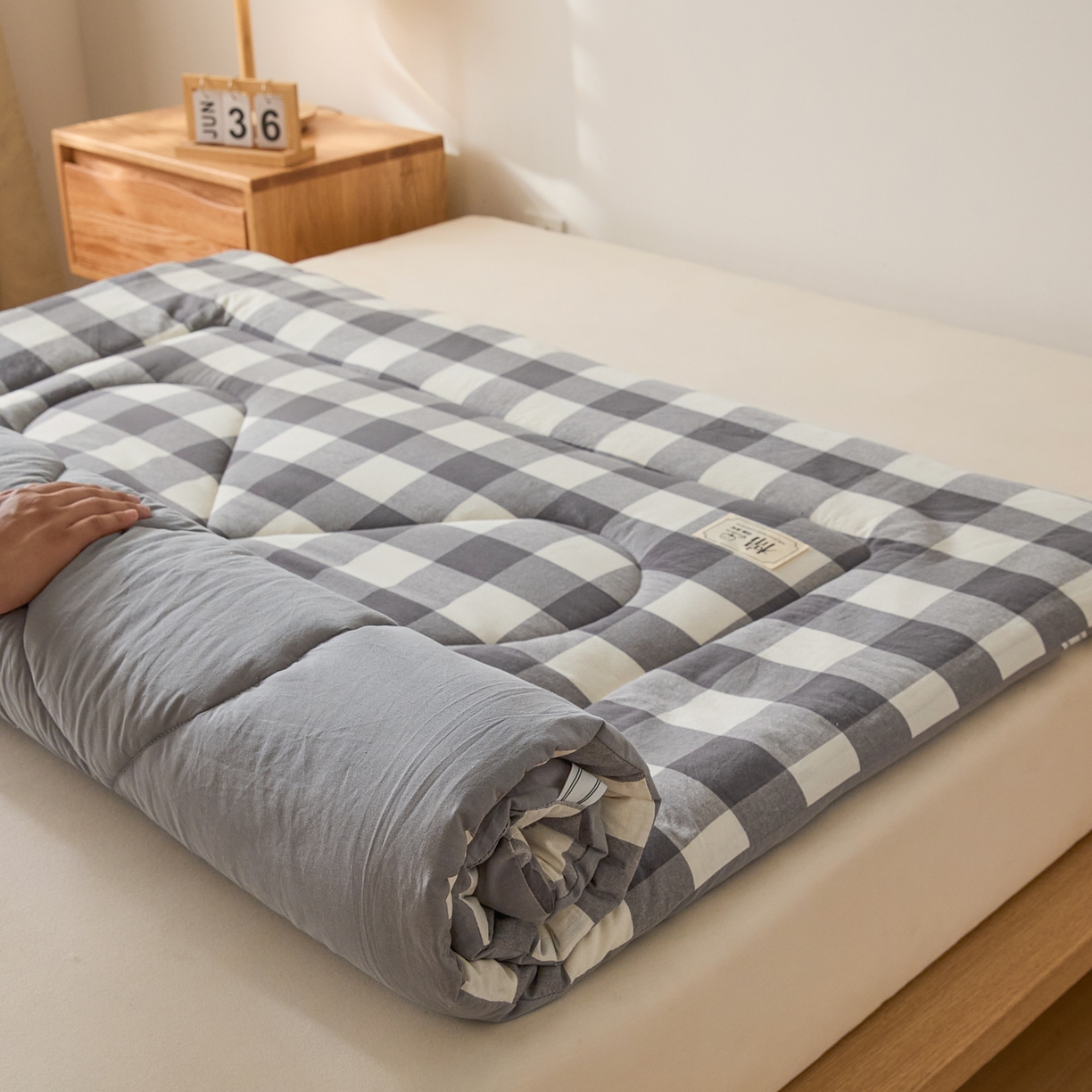 91家纺网 家纺一手货源 找家纺 爱屋及屋 2025新款无印风四季款棉花床垫 灰中格