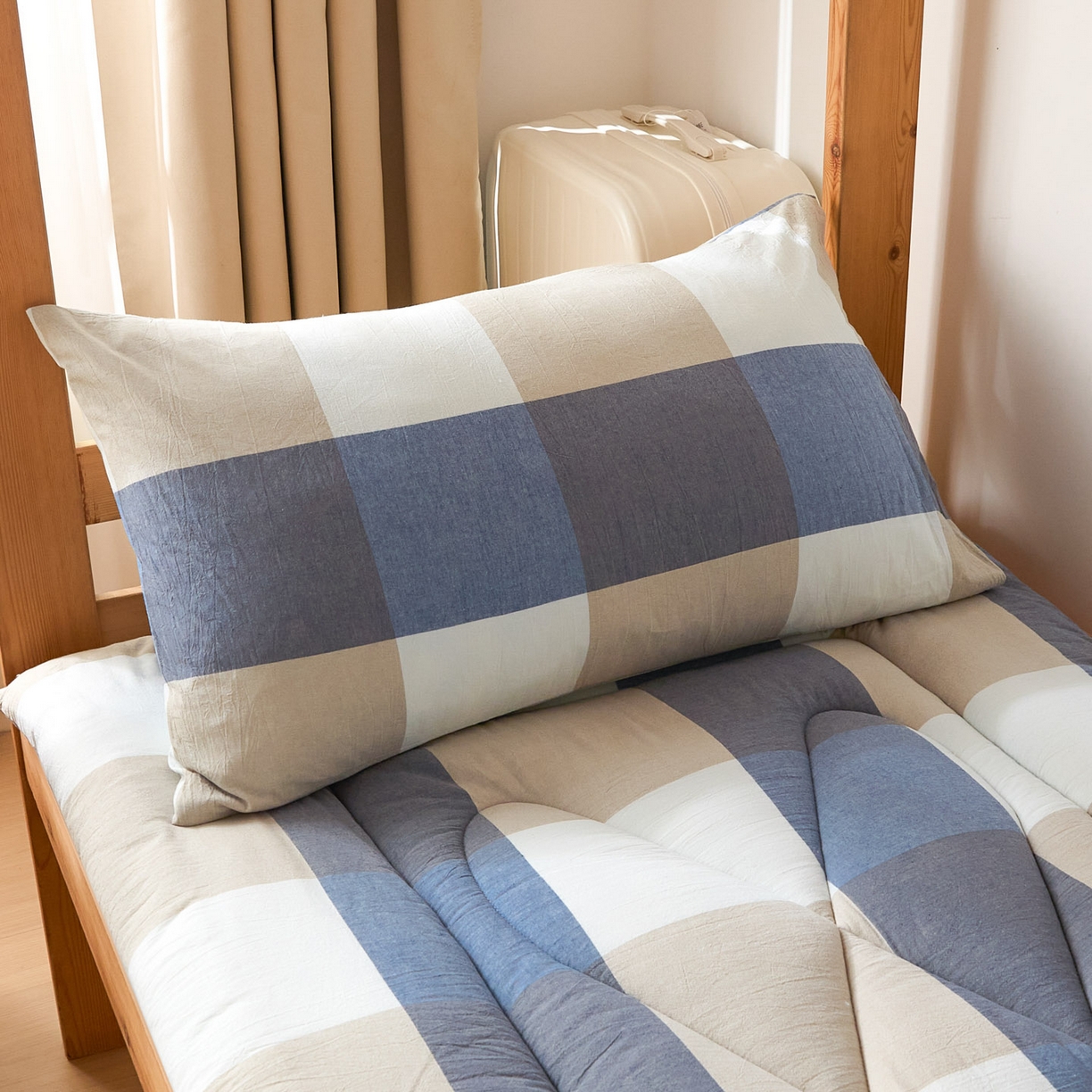 91家纺网 家纺一手货源 找家纺 爱屋及屋 2025款无印风学生棉花床垫 蓝咖大格