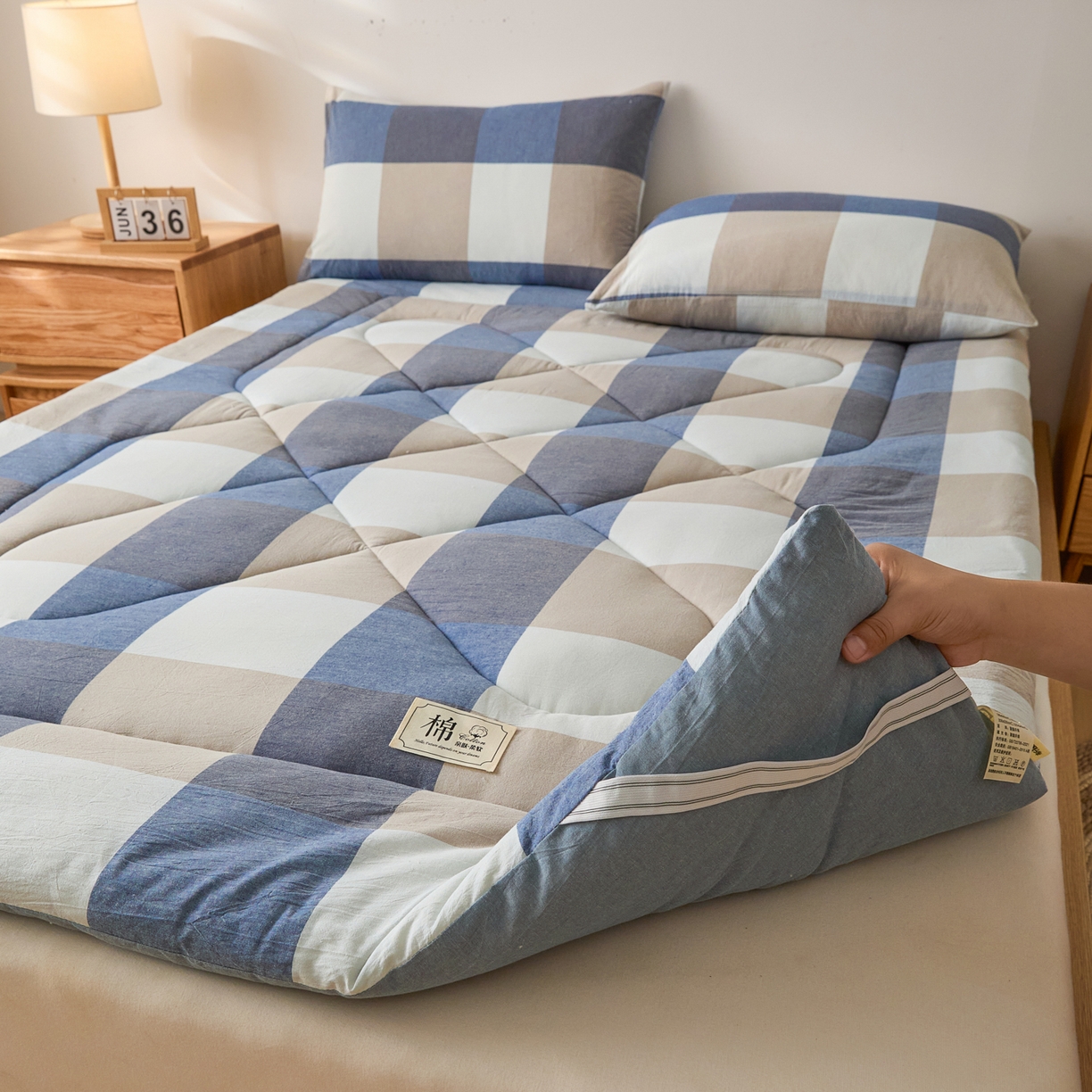 91家纺网 家纺一手货源 找家纺 爱屋及屋 2025新款无印风四季款棉花床垫 蓝咖大格