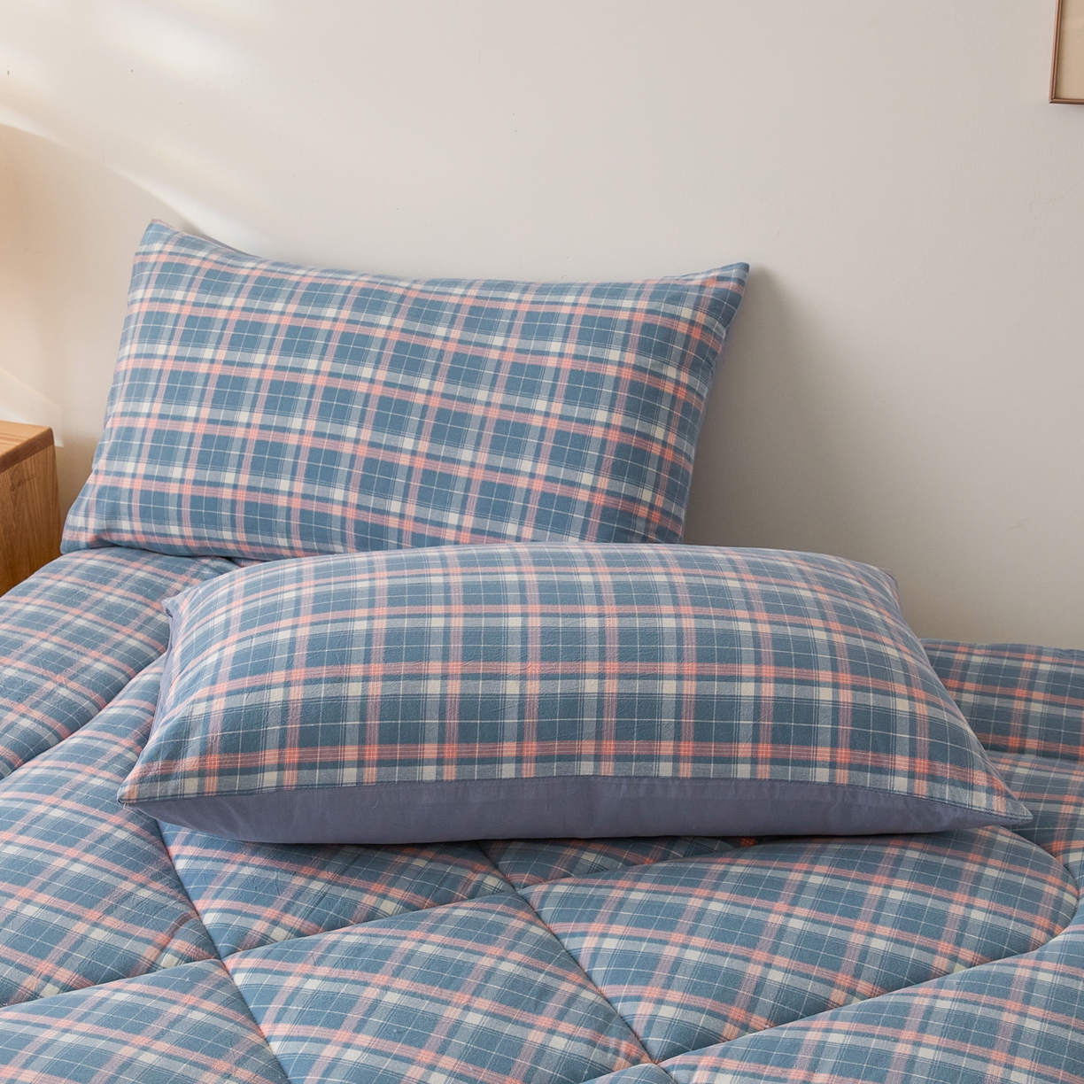 91家纺网 家纺一手货源 找家纺 爱屋及屋 2025新款无印风四季款棉花床垫 格韵蓝