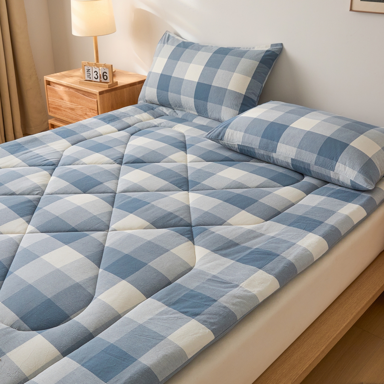 91家纺网 家纺一手货源 找家纺 爱屋及屋 2025新款无印风四季款棉花床垫 蓝中格